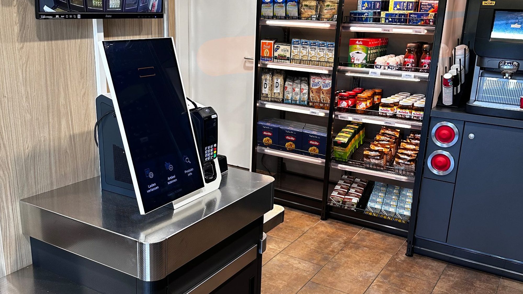 Selbstbedienungs-Terminal mit Kartenleser in einem 24/7-Store — eine reale Installation
