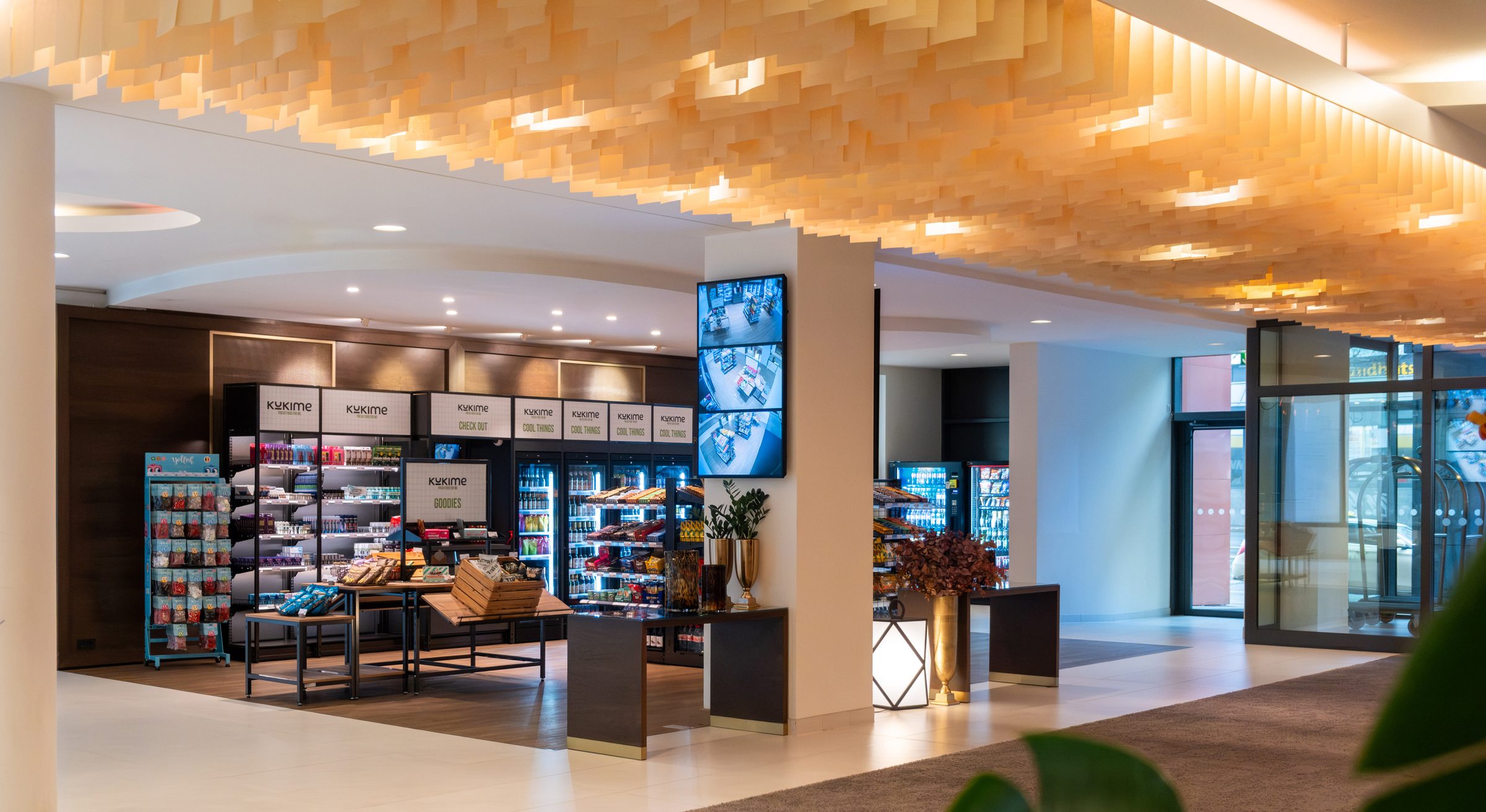 24/7-Shop in einem Hotel mit offenem Eingangsbereich — eine reale Installation