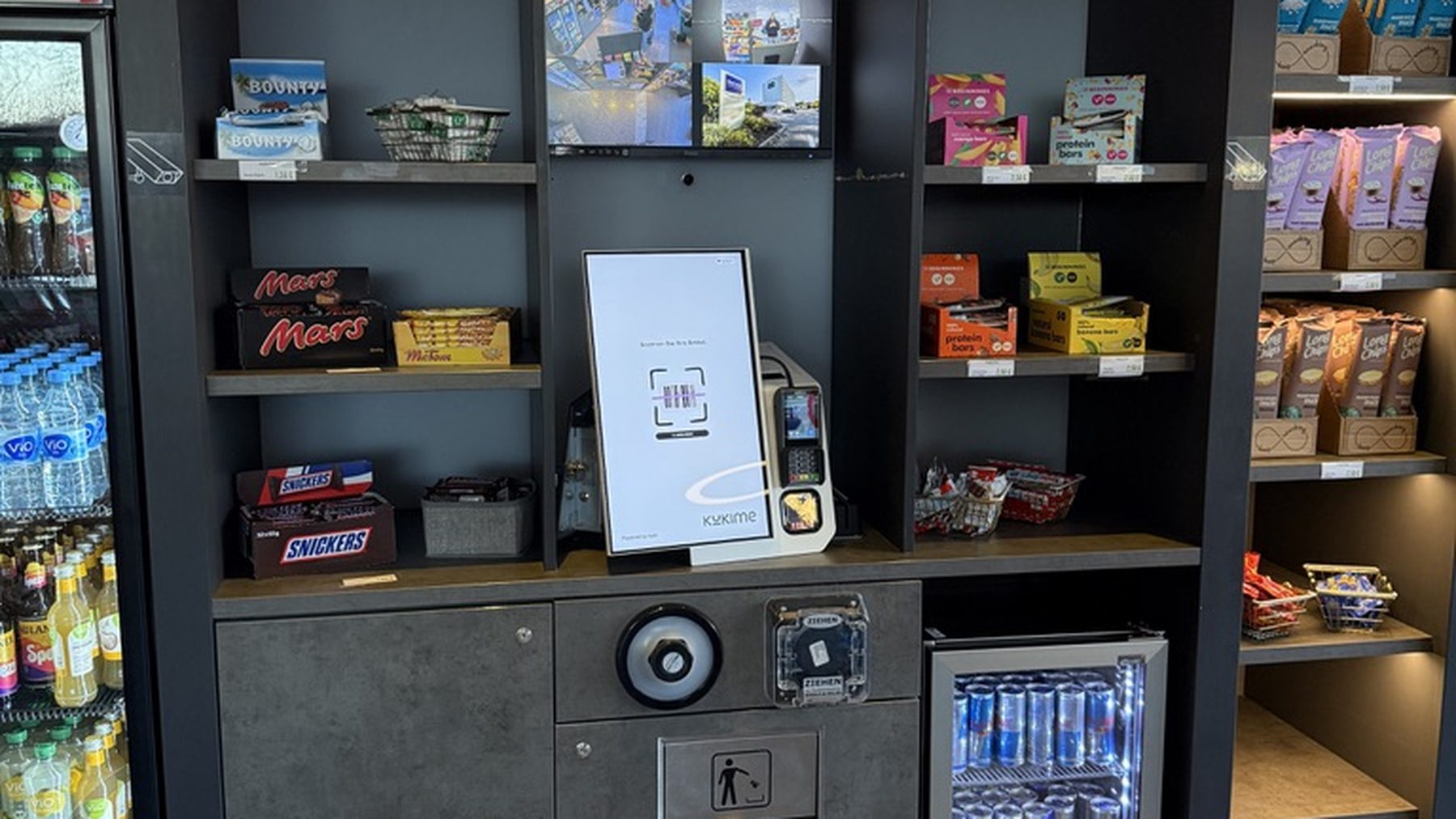 Selbstbedienungsstation mit Tablet und Kartenterminal — eine reale Installation